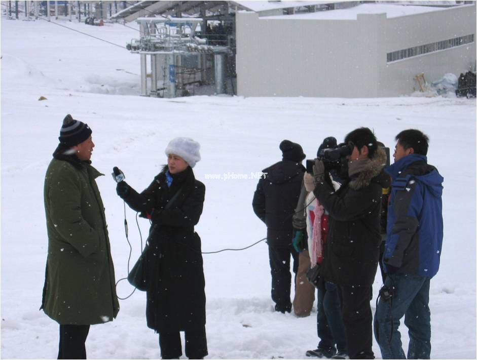 記著采訪我方人員，解說現(xiàn)場